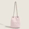 Sac seau matelassé rose avec bandoulière chaîne, élégant sac à main pour femme chic. - Rose