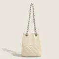 Sac seau matelassé beige avec bandoulière chaîne, sac à épaule élégant pour femmes. - Blanc