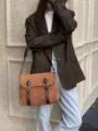Sac bandoulière vintage en suédine pour femme, sac rétro avec brides à boucles. - Marron