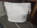 Sac seau blanc avec bandoulière chaîne et patch triangulaire chic pour femmes élégantes. - Blanc