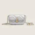 Sac bandoulière matelassé argenté pour femme, petit sac élégant et chic avec chaîne dorée. - Argent