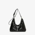 Élégant sac cabas bandoulière noir en cuir verni brillant avec chaîne pour les femmes. - Noir