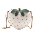 Sac bandoulière cœur en forme de fraise mignon avec chaîne dorée, clous et décor de feuilles. - Blanc
