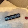 Primo piano dettaglio di fermaglio per capelli vintage in velluto con strass blu. - blu ghiaccio