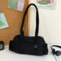 Τσάντα ώμου από μαύρο νάιλον καζουέλ, μινιμαλιστική τσάντα baguette για γυναίκες. - Μαύρο
