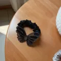 Dettaglio scrunchie capelli farfalla strass in tulle nero, elegante legatura per coda. - Nero