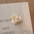 Molla per capelli bianca latte coreana con fiore in acrilico perla e cristallo per stile quotidiano. - Stile Fiore di Zucca / Clip di Base da 4cm