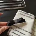 Elegante fermaglio per capelli con fiocco in raso nero e strass scintillanti per acconciature. - nero classico