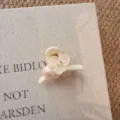 Primo piano di un fermaglio per capelli con fiore bianco e perla stile coreano, dettaglio. - Stile Floreale Incrociato / Clip Inferiore 5.5cm
