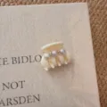 Dettaglio molletta per capelli con perle bianche, elegante accessorio in resina per frangia. - Stile Perla di Zucca / Clip di Base da 4cm