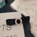 Fermaglio per capelli in velluto nero con fibbia rotonda in strass per look eleganti. - nero classico