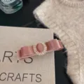 Fermaglio per capelli retrò in velluto rosa con fibbia ovale in strass brillanti. - Rosa Conchiglia