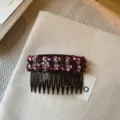 Vista dettagliata dello squisito pettine per capelli in strass con cristalli rosa e bordeaux. - Viola