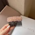 Dettaglio ravvicinato del pettine per capelli in cristallo rosa di lusso, design elegante. - Motivo a fuochi d'artificio / Rosa Cristallo di Ghiaccio