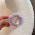 Elegante elastico per capelli viola con volant in rete bianca e perla per acconciature. - Viola Taro
