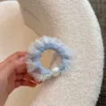 Chic scrunchie blu con volant in pizzo bianco e perla, elegante accessorio per capelli. - Blu Sale Marino