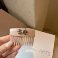 Primo piano dettagliato del pettine per capelli con fiocco in strass e perle delicate. - Kaki