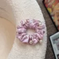 Elastico per capelli in raso rosa con perle, fermacapelli plissettato per coda e crocchia. - Stile con Perle / Viola rosato