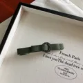 Fermaglio per capelli con fiocco in tessuto verde scuro e strass, elegante molletta becco d'anatra. - Verde