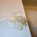 Vista dettagliata del pettine per capelli coreano di perle di cristallo, accessorio elegante. - Beige Mandorla