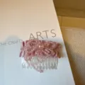 Vista di dettaglio del pettine per capelli in perle di cristallo rosa con balze in satin. - Rosa intenso