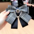 Spilla con fiocco scozzese in stile coreano con fiore di cristallo e catena di perle - Blu navy