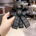 Élégante broche nœud à carreaux avec strass étincelants, épingle de col polyvalente pour femmes. - Bleu marine