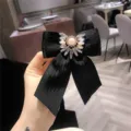 Dettaglio spilla fiocco in cristallo nero, elegante spilla da colletto in nastro di stoffa da donna. - Nero