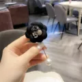 Élégante broche camélia noire avec épingle perlée, bel accessoire chic pour manteau. - Noir