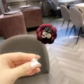 Broche fleur camélia bordeaux avec chiffre 5 et épingle perlée pour manteau cardigan femme. - Bordeaux
