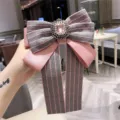 Elegante broche noeud rose avec strass et motif chevron pour accessoires de mode pour femmes. - Rose