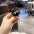 Elegante spilla con fiore di camelia nera e spilla di perla per cappotti e cardigan. - Grigio