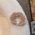 Primo piano di un elastico per capelli in tulle a pois in stile francese con perla. - Stile Perla Tonda / Rosa loto