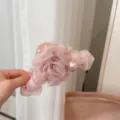 Dettaglio molletta per capelli fiore in rete rosa con perla e design chiffon plissettato. - Rosa Antico