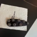 Dettaglio molletta per capelli nera in raso con strass a fiore, fermaglio laterale. - grigio antracite