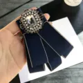 Spilla con fiocco in tessuto stile corte vintage con strass scintillanti e perle donna - Blu Notte