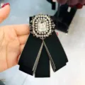 Spilla fiocco in tessuto nero vintage con design perla cristallo ornato, elegante accessorio corte. - Nero