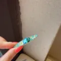 Primo piano dettagliato della forcina per capelli con strass e cristalli blu e verdi. - Blu Menta