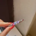 Vista dettagliata della forcina per capelli in strass scintillante con ornamenti di cristallo. - Viola uva