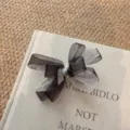 Chic molletta per capelli con fiocco in organza nero e bianco, dettaglio accessorio. - Bianco e nero