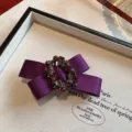 Molle per capelli con fiocco in raso viola e strass vintage, elegante accessorio per capelli da donna. - Viola