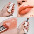 Rossetto idratante YOUNG VISION tonalità 04, tubo a spirale bianco con finitura lucida e vibrante. - Stile 04