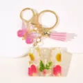 Epoxidharz Getrocknete Blume Buchstabe M Schlüsselanhänger mit Rosa Schmetterling Quaste Goldring - Buchstabe M