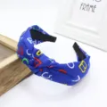 Cerchietto per capelli largo in tessuto blu con stampa di lettere colorate alla moda - Blu zaffiro