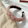 Serre-tête tressé rose en tricot, large accessoire de coiffure confortable pour femme élégante. - Rose
