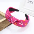 Fascia per capelli in tessuto stampato alla moda per donna, elegante cerchietto largo con lettere. - Rosso rosa
