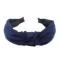 Vista detallada de la diadema de tela azul oscuro con nudo para el peinado diario de las mujeres. - Azul marino