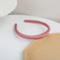 Diadema fina de raso rosa vista detallada, accesorio de cabello elegante para mujeres. - Rosa intenso