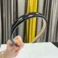 Diadema clásica de cuero PU negro para mujer, accesorio para el cabello brillante y elegante. - Negro