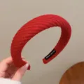 Accesorio de diadema ancha tejida en rojo detalle de cerca con textura muy suave. - Rojo